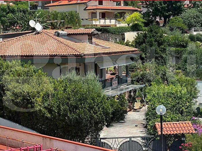 Casa con 12 locali in vendita in Via San Remigio Paone, Formia