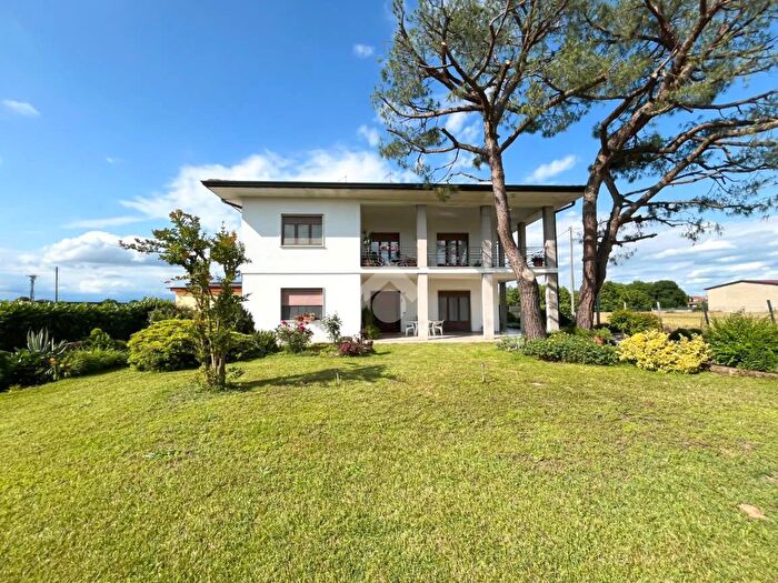 Casa con 10 locali in vendita in Via Sabbionare, Isola Rizza