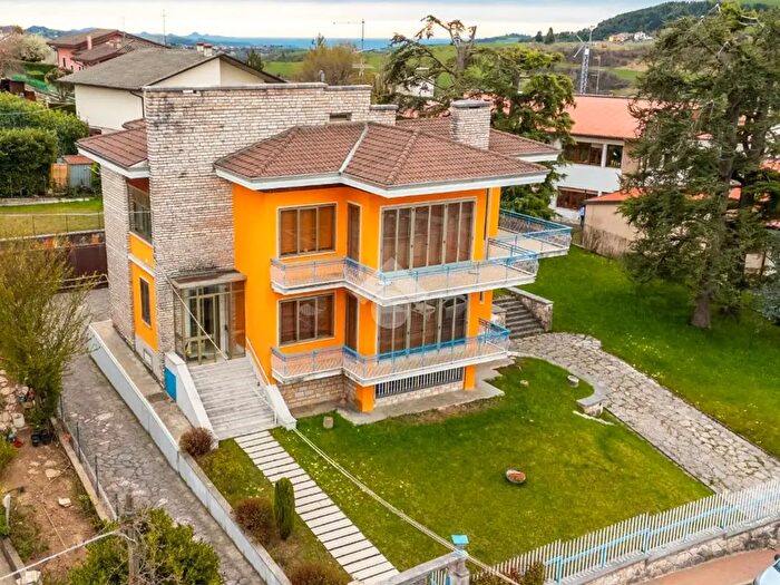 Casa con 5 locali in vendita in Viale Monte Baldo, Cerro Veronese