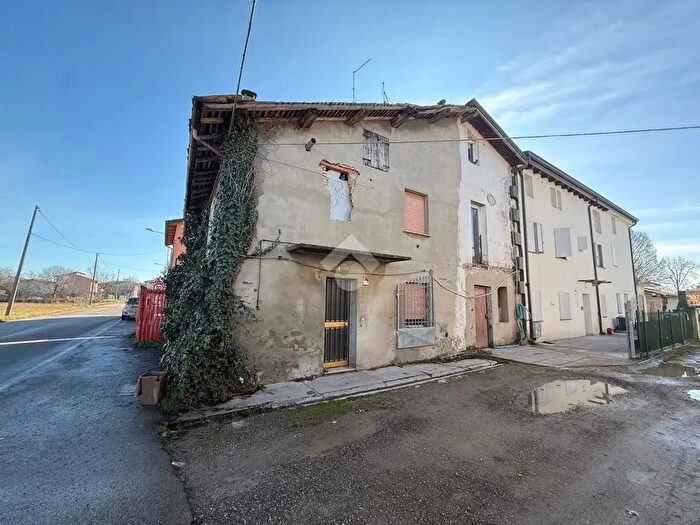 Casa con 6 locali in vendita in Via Fratelli Cervi, Campegine
