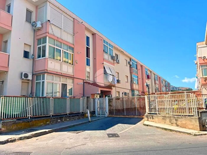 Appartamento con 5 locali in vendita in Corso dei Mille, Palermo