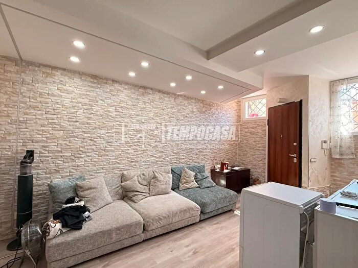 Casa quadrilocale in vendita in Via Cairate, Roma