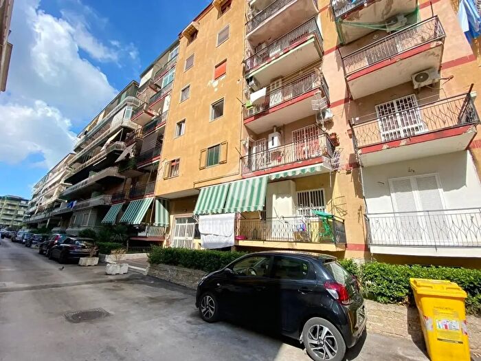 Appartamento trilocale in vendita in Via Parmenide, Napoli