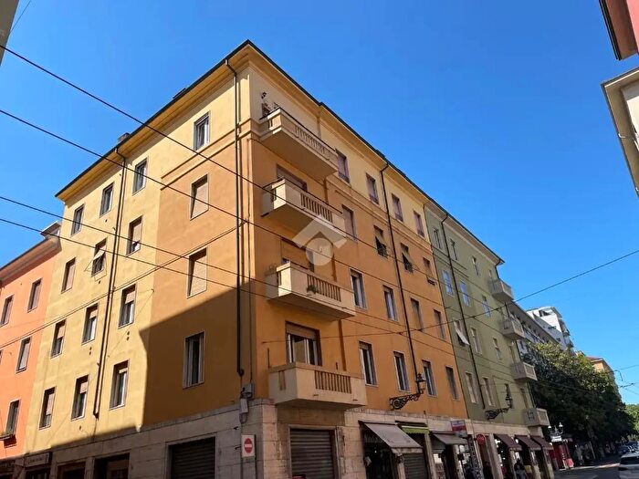 Appartamento con 5 locali in vendita in Via GBBorghesi, Parma