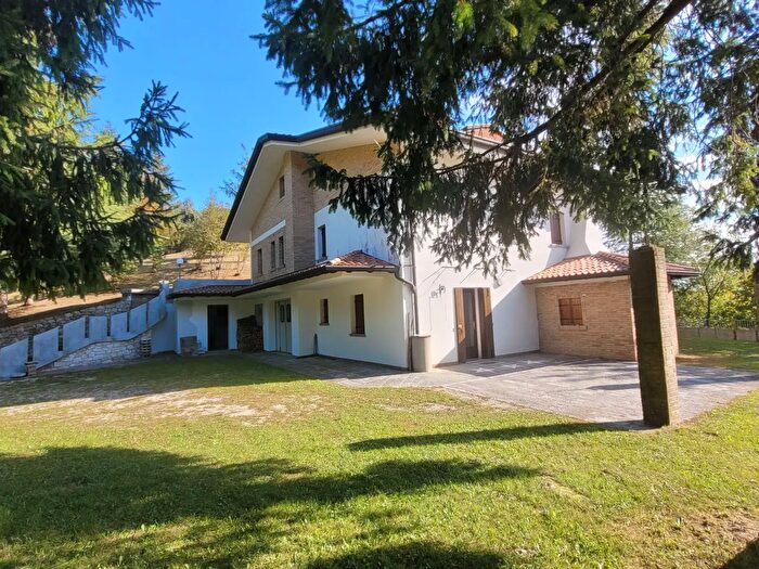 Casa con 11 locali in vendita in Caneva