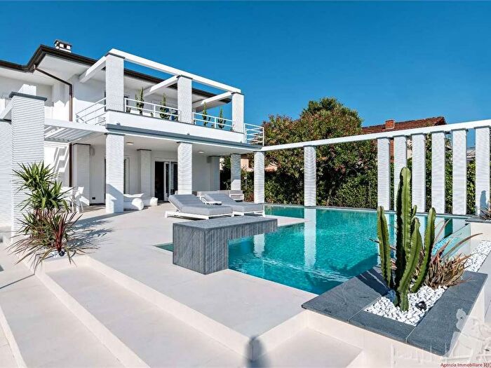 Casa con 6 locali in affitto in Vittoria Apuana, Forte dei Marmi