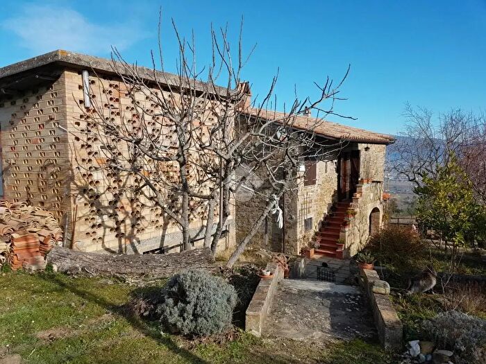 Casa con 5 locali in vendita in Via delle Pianate S Sisto, Bevagna
