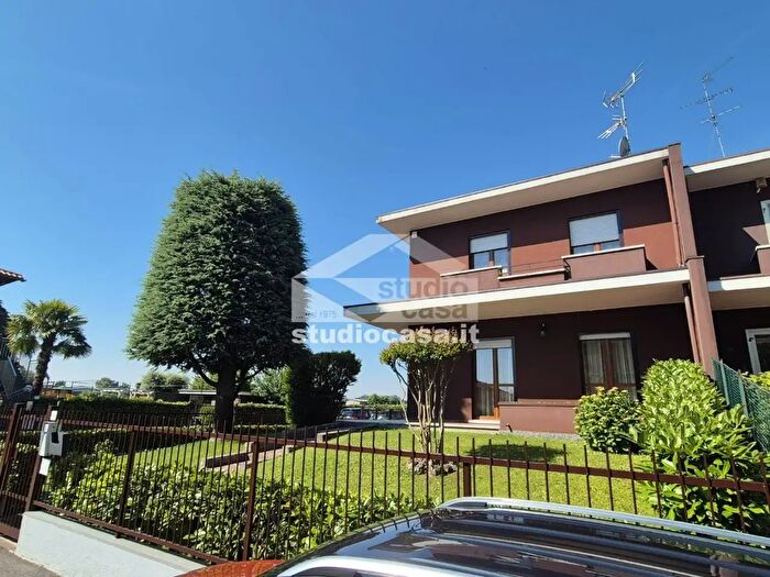 Casa quadrilocale in vendita in Via per Fizzonasco, Pieve Emanuele