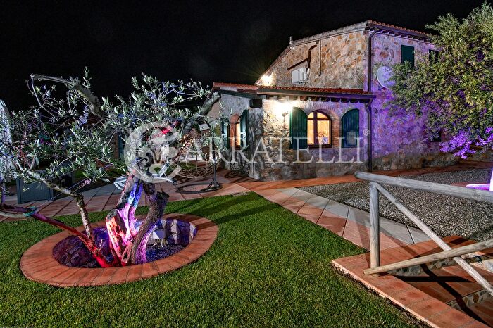 Casa con 8 locali in vendita in Via dei Condotti, Scansano