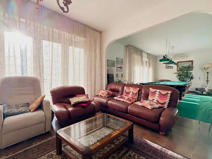 Casa con 8 locali in vendita in Pescia