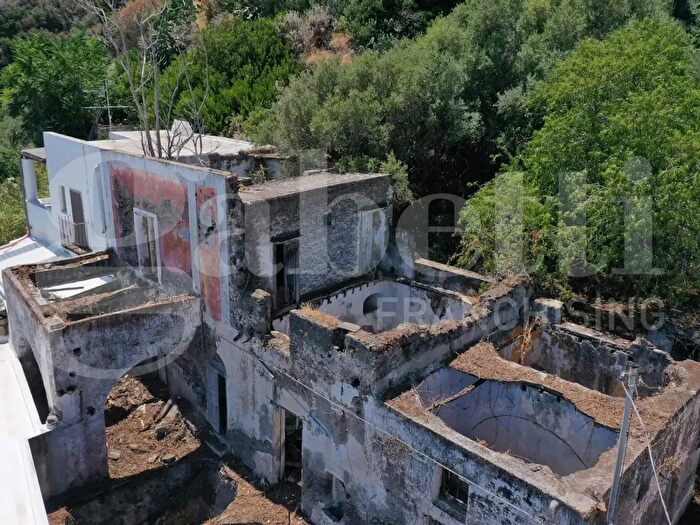 Casa con 7 locali in vendita in Via Tagliamento Snc, Santa Marina Salina