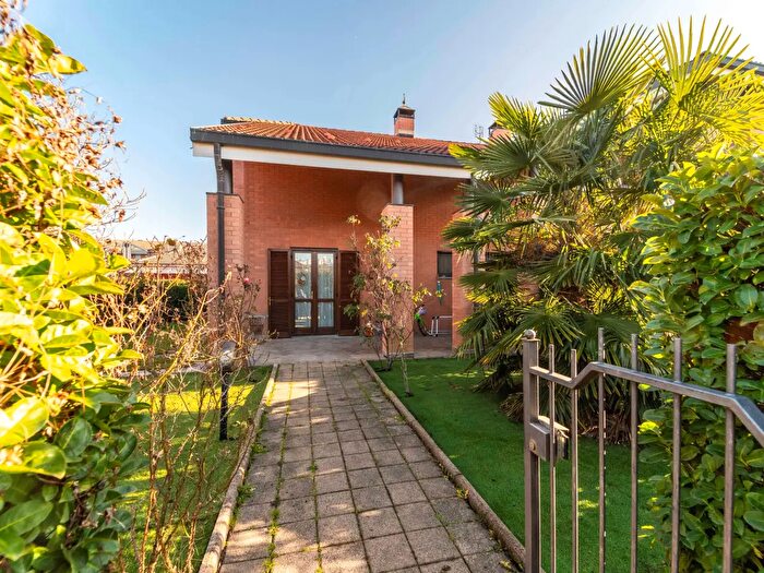 Casa con 8 locali in vendita in Pinerolo