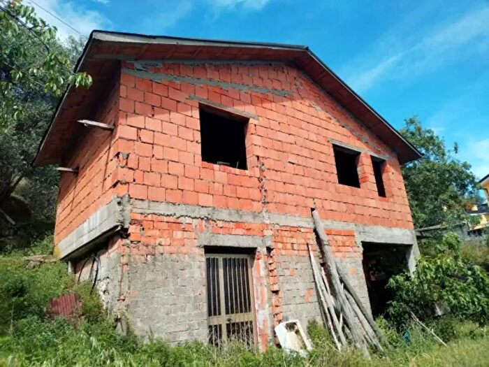 Appartamento trilocale in vendita in Via San Lorenzo, Follo