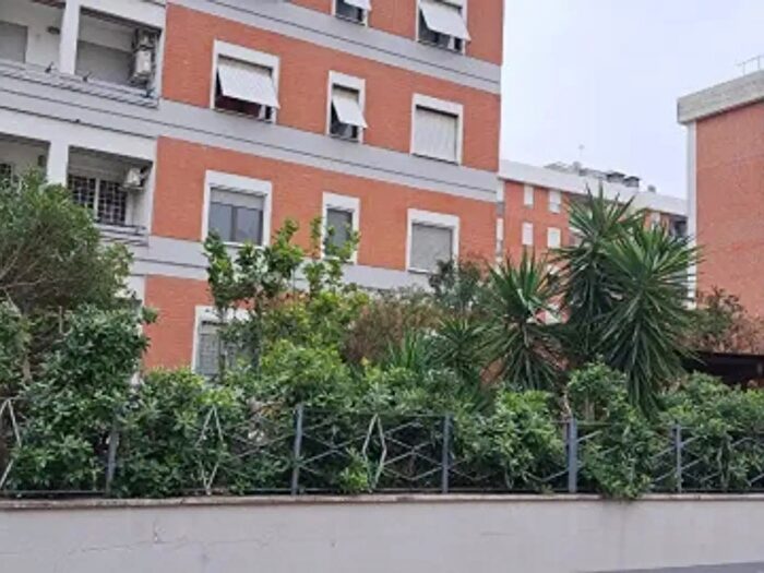 Appartamento trilocale in vendita in Via Carlo Arturo Jemolo, Roma