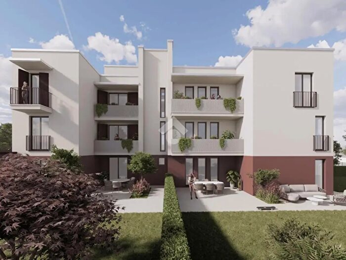 Appartamento trilocale in vendita in Via Cisa, Borgo Virgilio