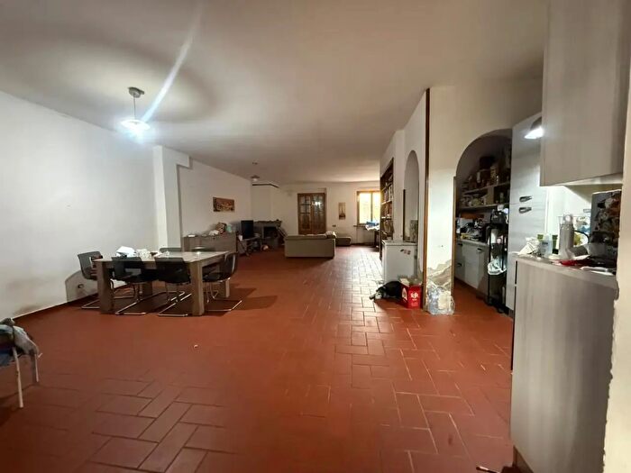 Casa con 6 locali in vendita in Campi Bisenzio