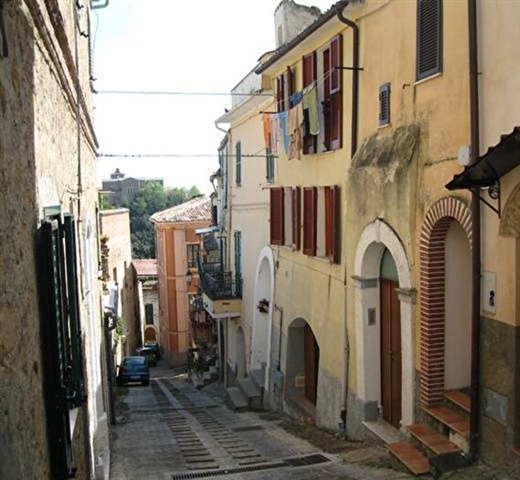 Casa con 8 locali in vendita in Penne