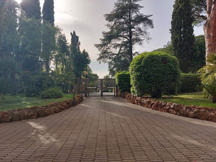Appartamento con 6 locali in affitto in Salita del Poggio Laurentino, Eur, Roma