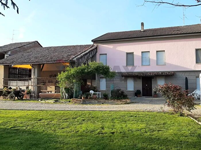 Casa con 8 locali in vendita in Alluvioni Piovera