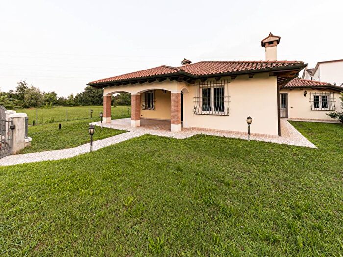Casa con 6 locali in affitto in Centro, Dueville