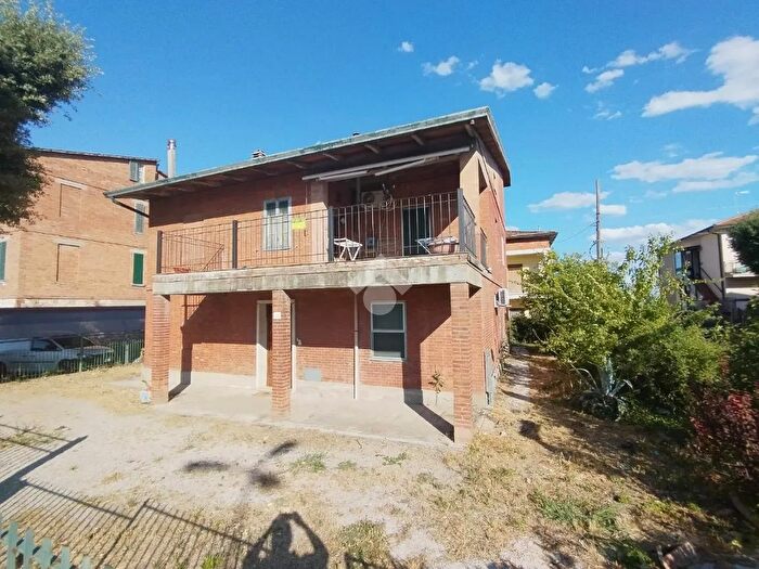 Casa con 7 locali in vendita in Via Umbria, Perugia