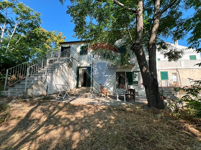 Casa con 12 locali in vendita in Ortona