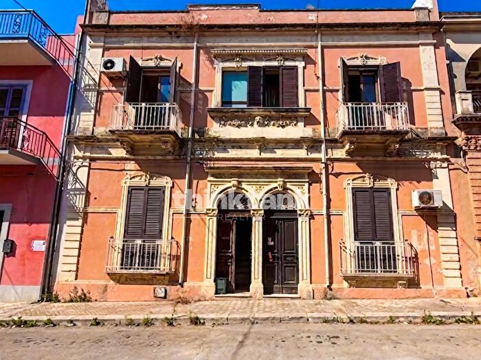 Appartamento con 8 locali in vendita in Corso Gaetano d'Agata, Avola