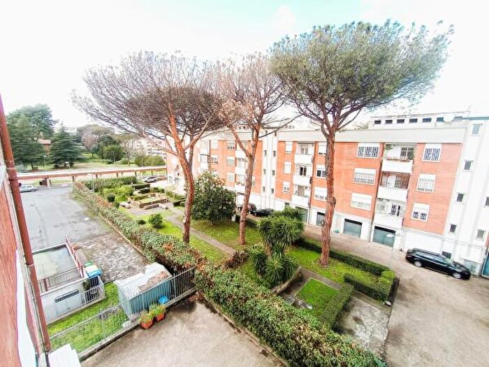 Appartamento con 5 locali in vendita in Via Raffaele Aversa, Roma