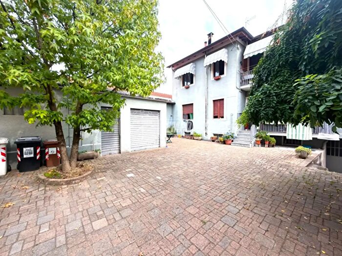Casa con 10 locali in vendita in Via Carlo Casale, Druento