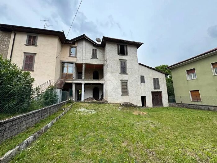 Casa con 6 locali in vendita in Via Don l Zinetti, Casazza