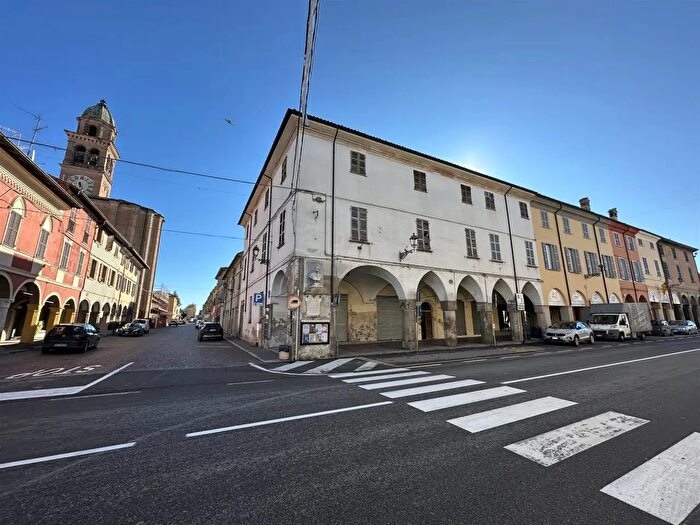 Casa con 17 locali in vendita in Cortemaggiore