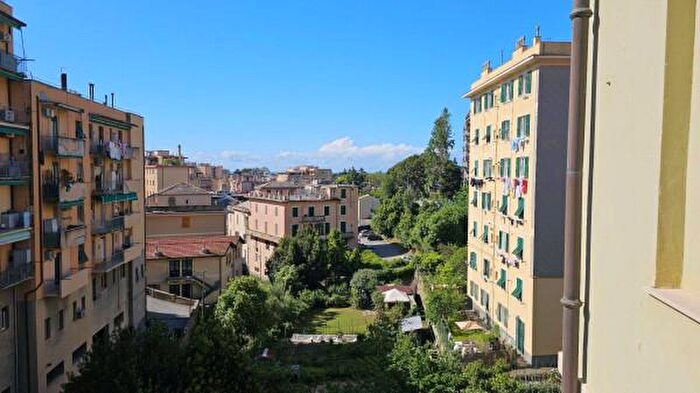 Appartamento trilocale in vendita in Via degli Albanesi, Genova