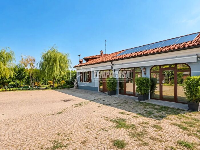 Casa con 9 locali in vendita in Via Boschetti, Fossano