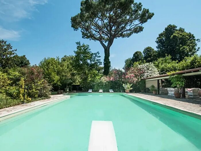 Casa con 12 locali in affitto in Pietrasanta