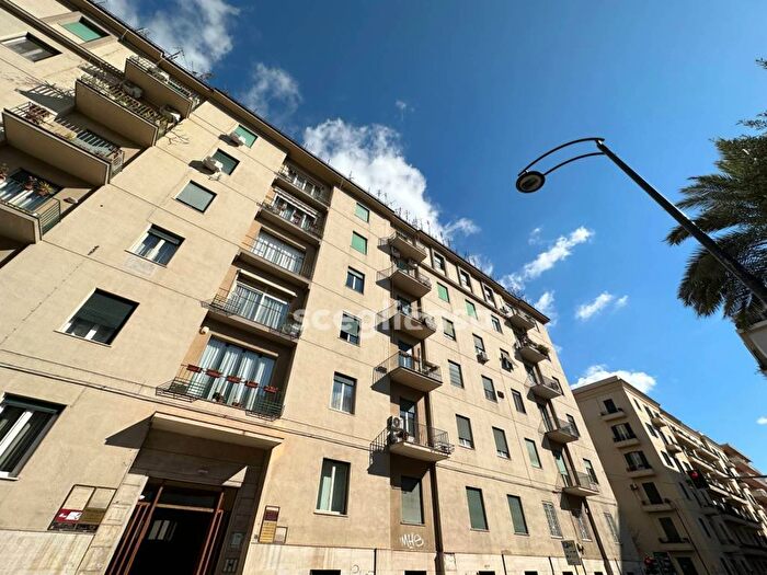 Appartamento con 6 locali in affitto in Via Giuseppe La Farina, Politeama Ruggiero Settimo, Palermo