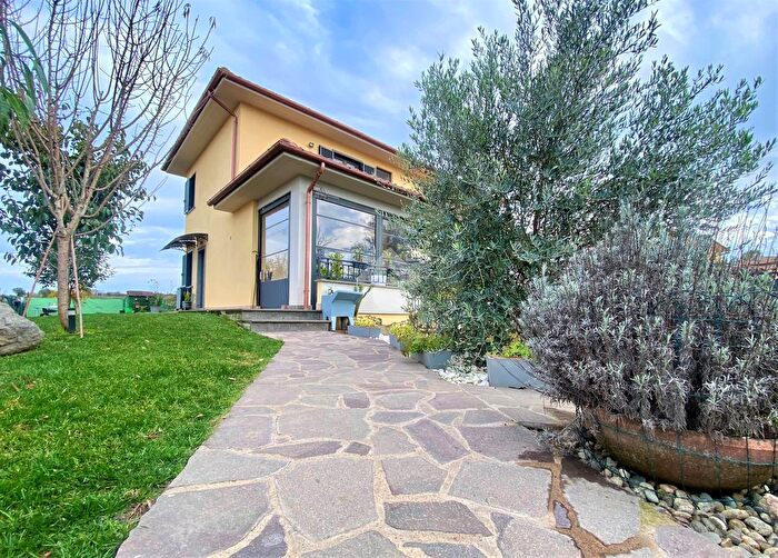 Casa quadrilocale in vendita in Strada Montecchio Scomparti, Capodimonte