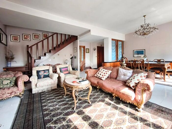 Appartamento con 5 locali in vendita in Via Cesare Battisti, Cormano