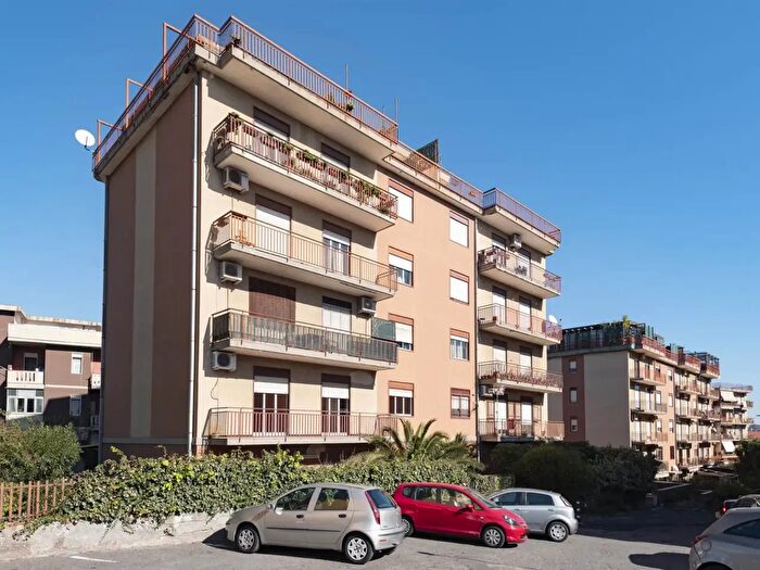 Appartamento con 5 locali in vendita in Via Francesco Zangrì, Catania