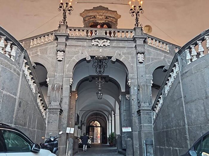 Appartamento trilocale in affitto in Via Monte di Dio, Santa Lucia, Napoli