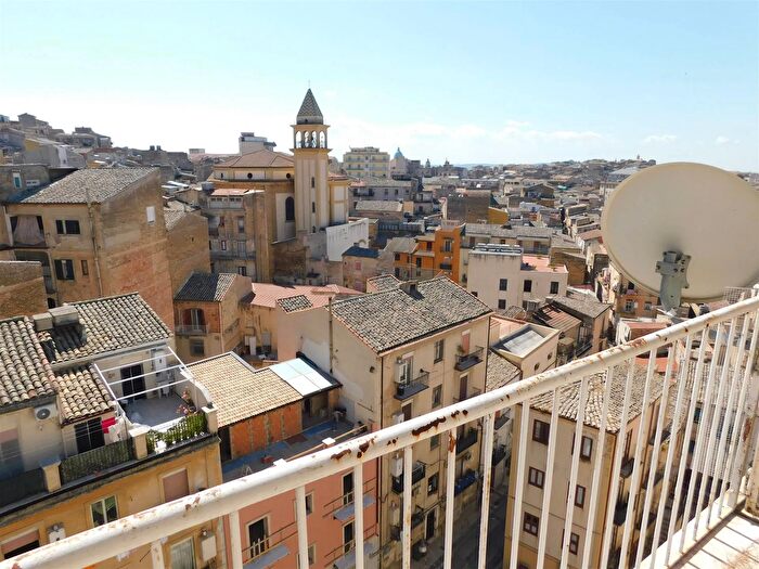 Appartamento con 5 locali in vendita in Piazza Pirandello, Caltanissetta