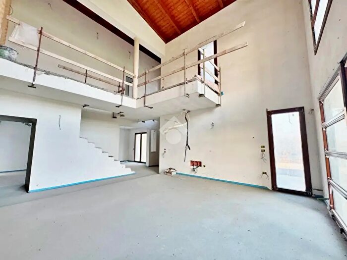 Casa con 7 locali in vendita in Viale Roma, Vallefoglia