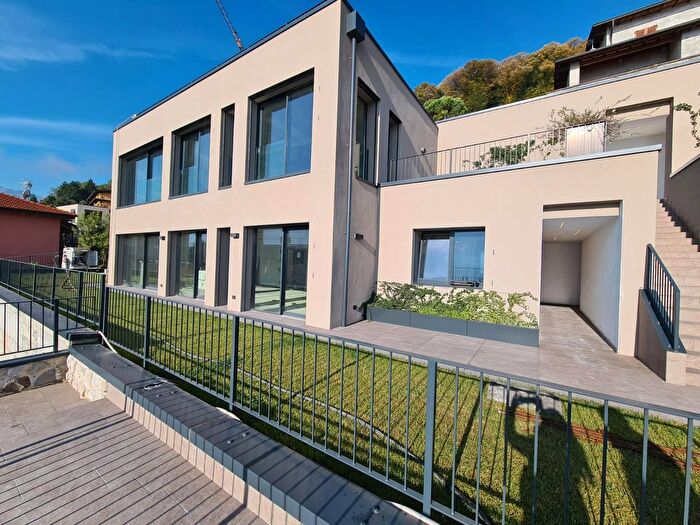 Appartamento con 6 locali in vendita in Via Regina, Gera Lario