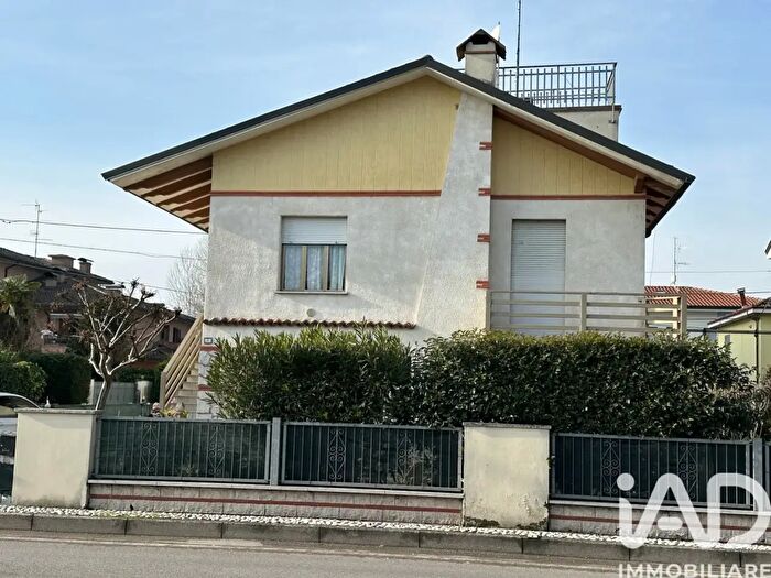 Casa quadrilocale in vendita in Via Provinciale Modena, Novi Di Modena