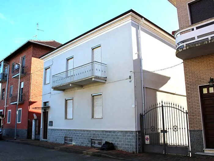 Casa con 10 locali in vendita in Vercelli