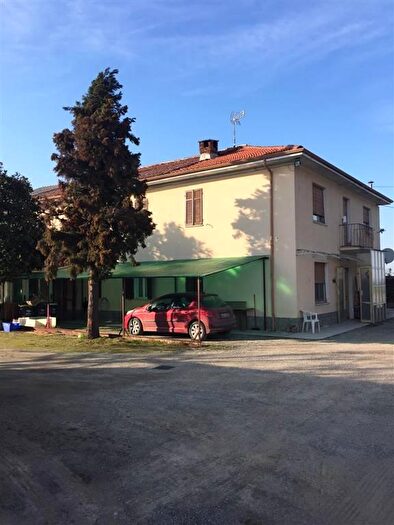 Casa con 17 locali in vendita in Alluvioni Piovera
