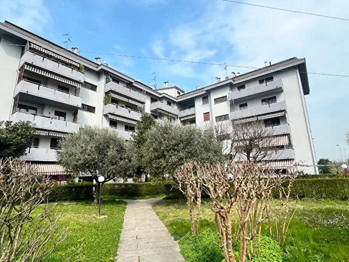 Appartamento quadrilocale in vendita in Via Emilia Ovest, Parma