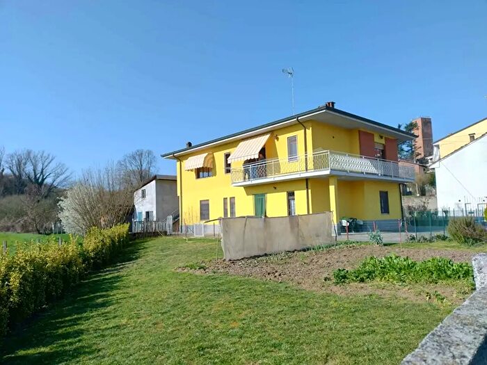 Casa con 12 locali in vendita in Masio