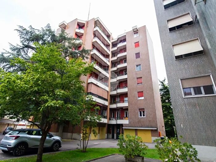 Appartamento trilocale in vendita in Via Val Cannobina, Milano