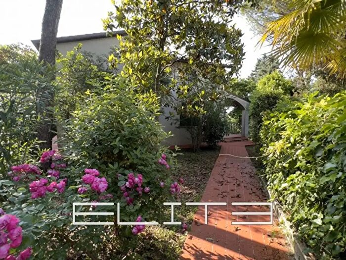 Casa con 6 locali in vendita in Sappanico, Ancona