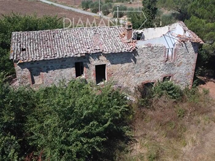 Casa con 8 locali in vendita in Castiglione Del Lago